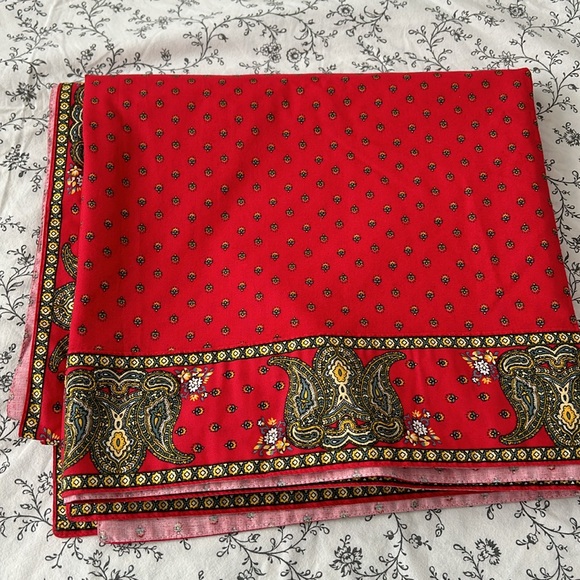 Cotton table cloth in red, green and yellow print floral design rectangular - Picture 3 of 13